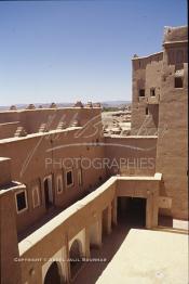 Image du Maroc Professionnelle de  La Kasbah de Taourirt fut édifiée au 17ème siècle par la tribu des Glaoui, située sur une colline au centre urbain de la ville d'Ouarzazate, cette remarquable ancienne bâtisse en pisé parfaitement conservée est l'une des plus belles constructions architecturales de la ville. La Kasbah qui ressemble à un grand château de sable incrusté dans le désert, fait partie du circuit touristique, elle a été classé Patrimoine Mondiale de l’Unesco. Ce véritable joyau de Ouarzazate permet au visiteur de découvrir l’intérieur d’une ksar où résident souvent la population berbères du sud du Maroc. Photo datant du Samedi 23 Août 1997. (Photo / Abdeljalil Bounhar)